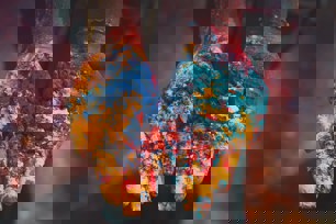 Foto van nepalese handen met poeder uit het color festival